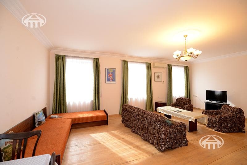 House · 6 rooms · 273 m² · Arabkir