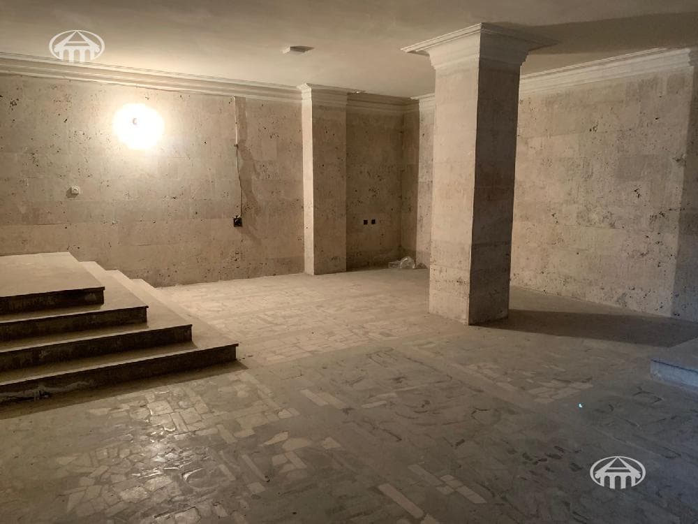 House · 6 rooms · 537 m² · Kentron