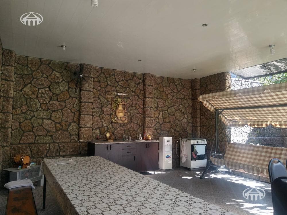 House · 5 rooms · 204 m² · Kentron