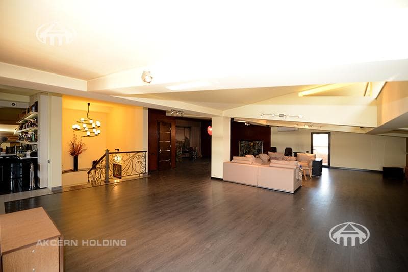 House · 5 rooms · 678 m² · Kentron