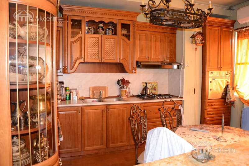 House · 5 rooms · 228 m² · Kentron