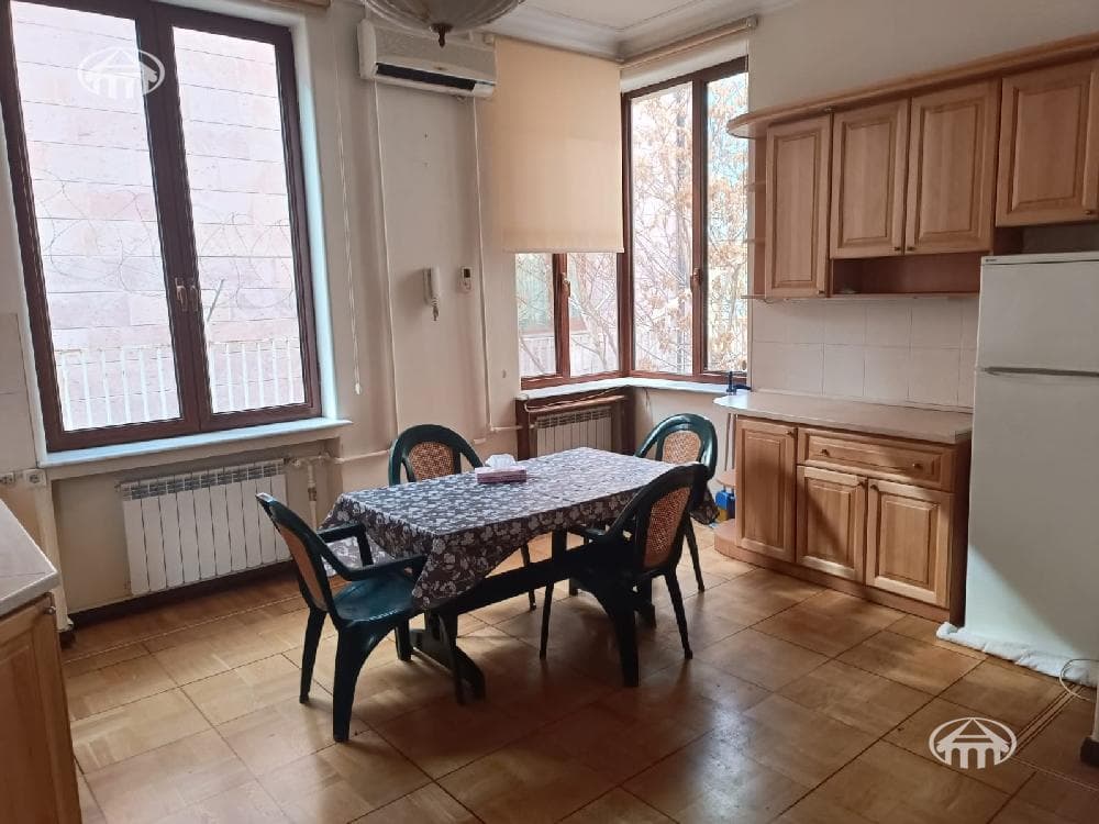 Mansion · 7 rooms · 517 m² · Kentron