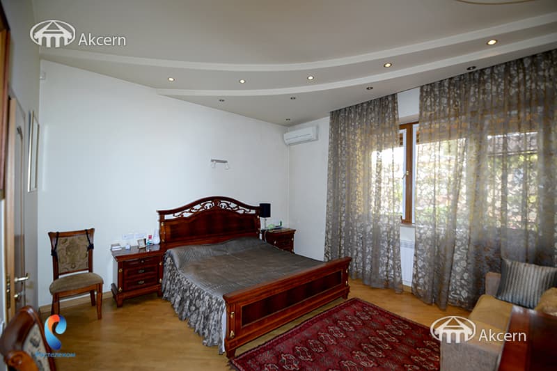 House · 6 rooms · 280 m² · Arabkir