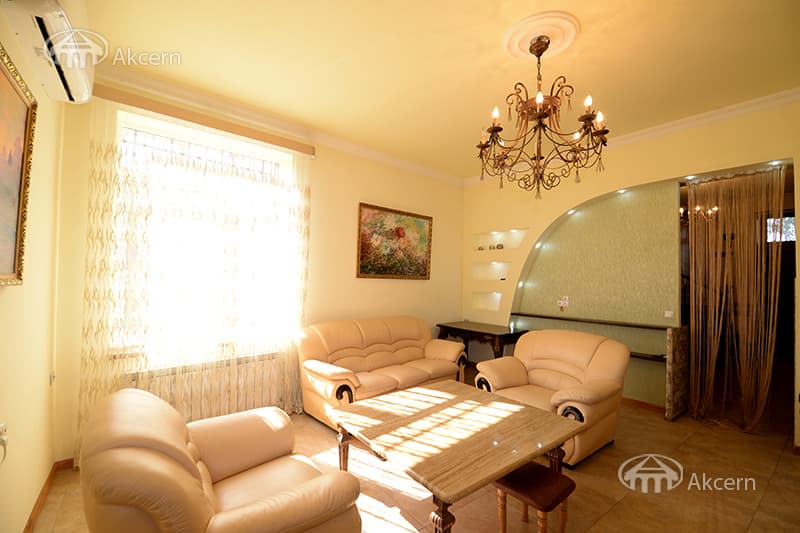 House · 4 rooms · 335 m² · Kentron