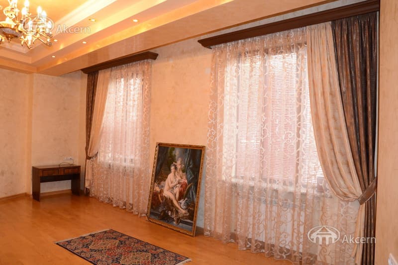 Дом · 4 комн. · 279 м² · Кентрон