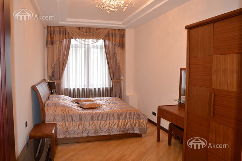 Apartment · 3 rooms · 140 m² · Kentron