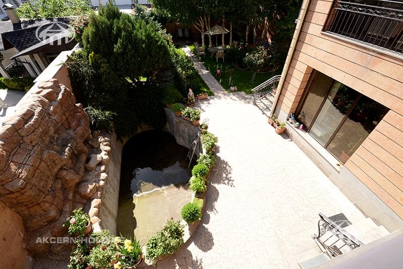 House · 5 rooms · 678 m² · Kentron