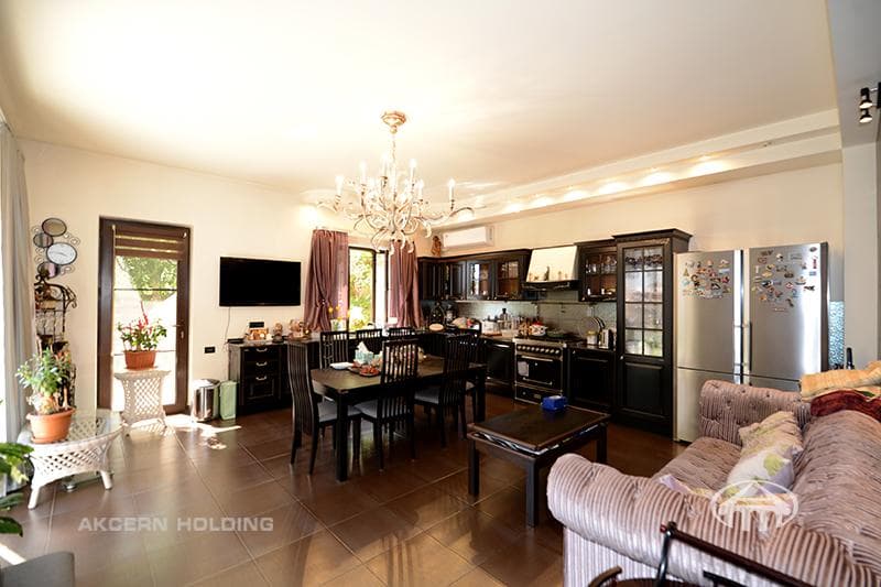 House · 5 rooms · 678 m² · Kentron