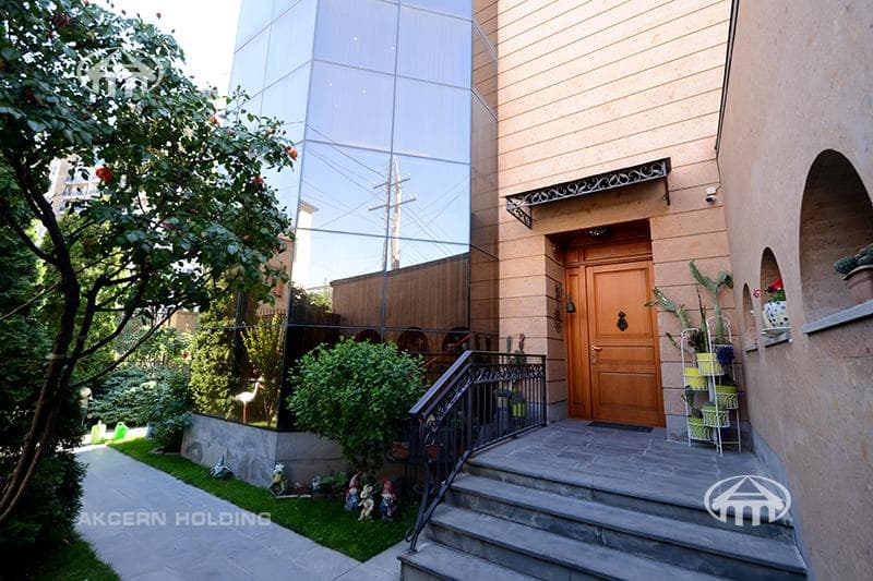 House · 5 rooms · 678 m² · Kentron