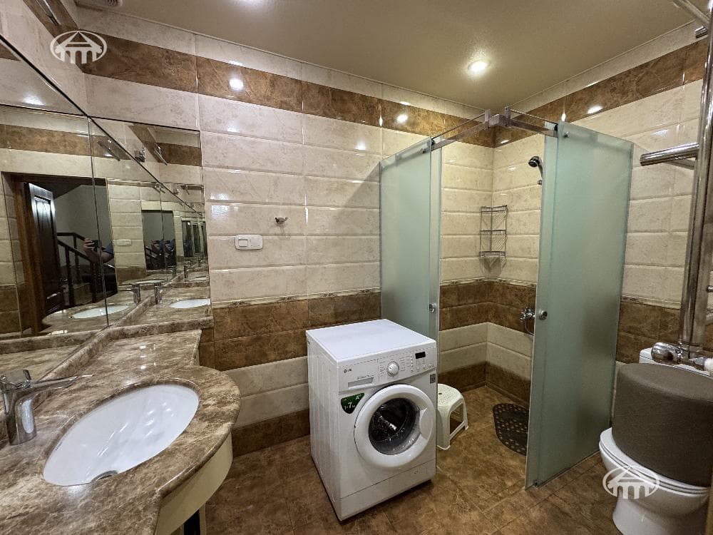 House · 5 rooms · 242 m² · Kentron