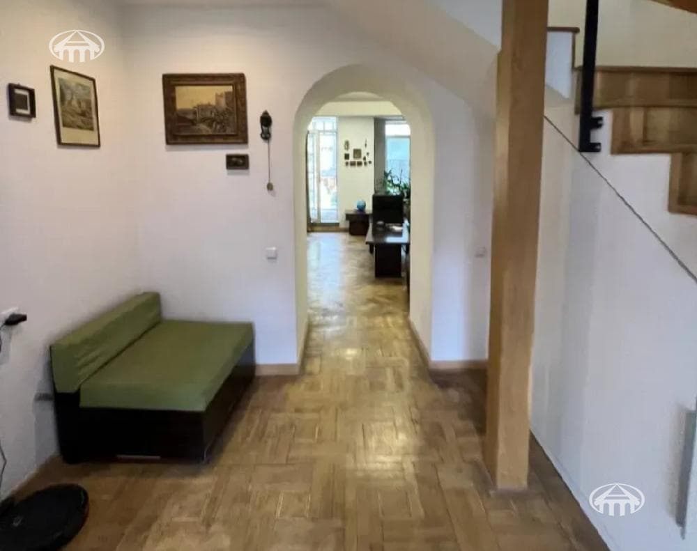 House · 4 rooms · 143 m² · Kentron