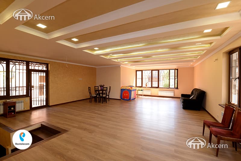Дом · 4 комн. · 340 м² · Кентрон