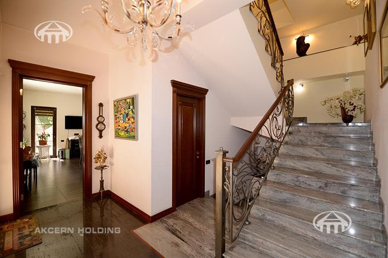 House · 5 rooms · 678 m² · Kentron