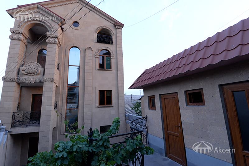 Առանձնատուն · 7 սեն. · 680 մ² · Կենտրոն