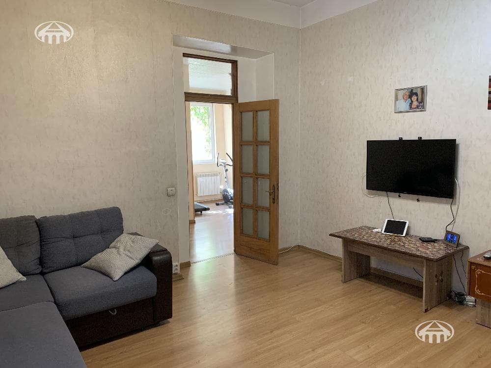 House · 3 rooms · 316 m² · Kentron