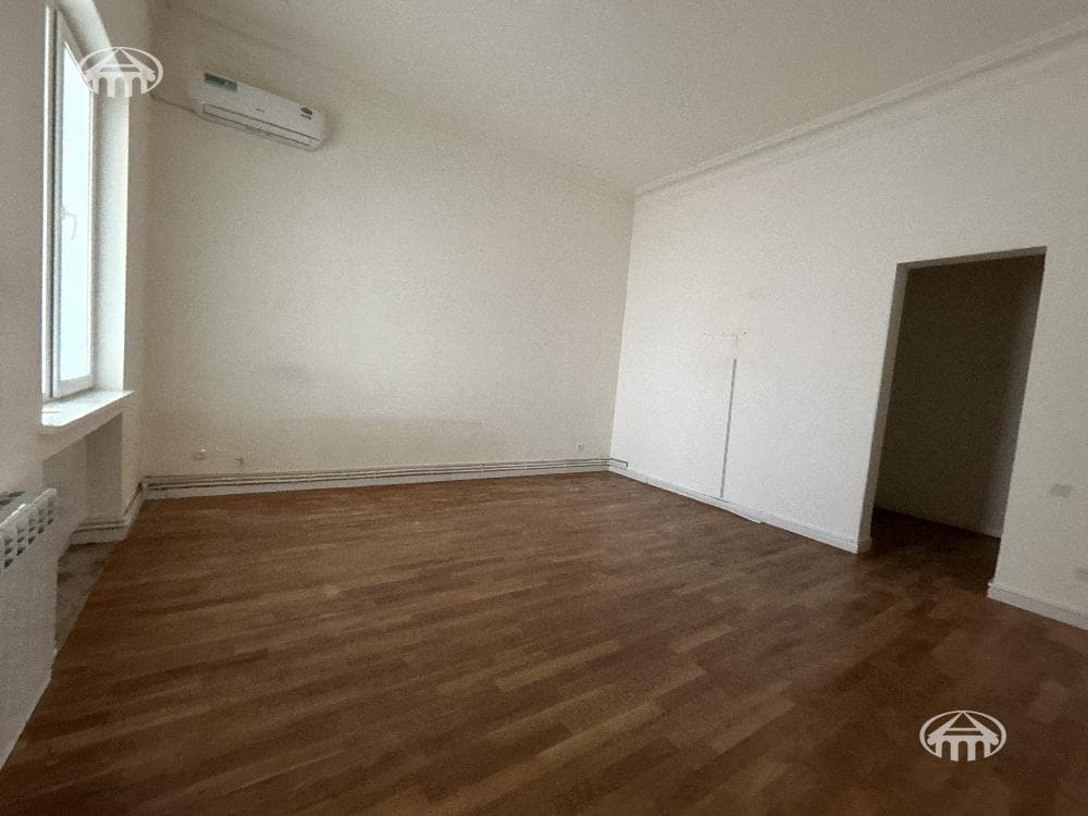 Hotel · 9 rooms · 956 m² · Kentron