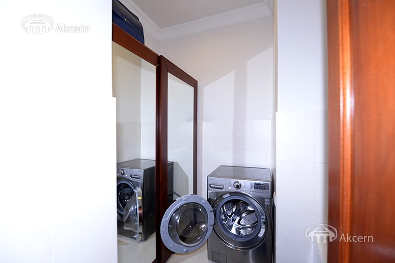 Բնակարան · 4 սեն. · 242 մ² · Կենտրոն