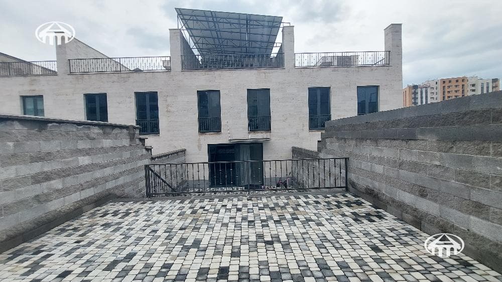 Таунхаус · 4 комн. · 300 м² · Аван