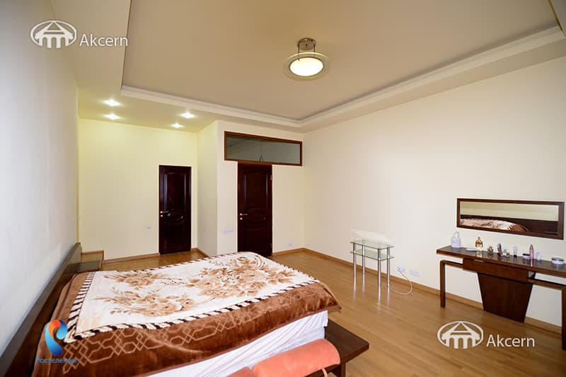 Apartment · 4 rooms · 215 m² · Kentron