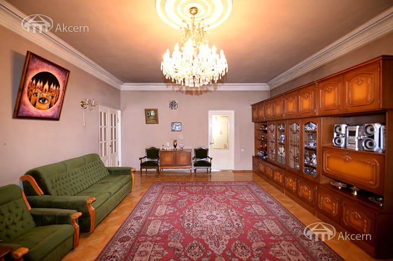 Дом · 7 комн. · 557 м² · Кентрон