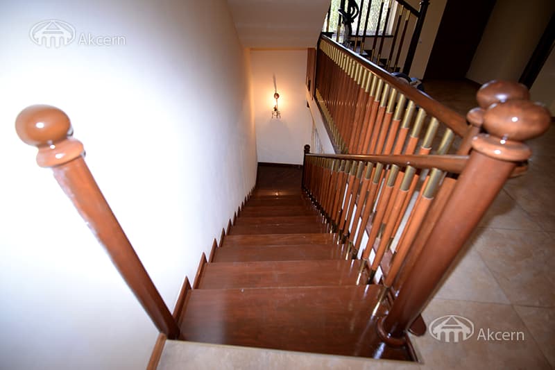 House · 4 rooms · 335 m² · Kentron