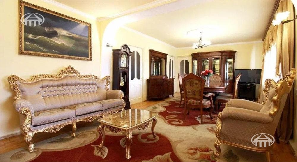 Առանձնատուն · 9 սեն. · 584 մ² · Կենտրոն