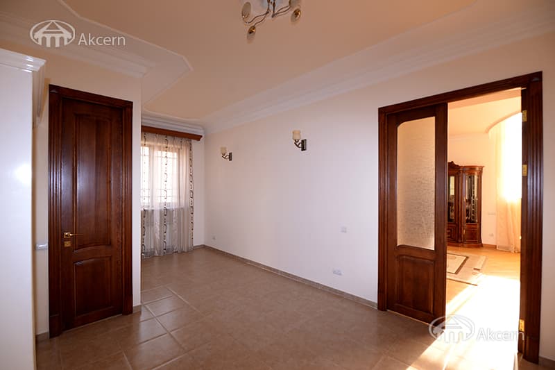 Особняк · 4 комн. · 240 м² · Аджапняк
