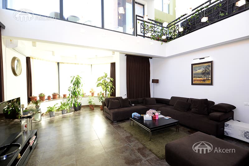 Mansion · 5 rooms · 1,014 m² · Vahagni