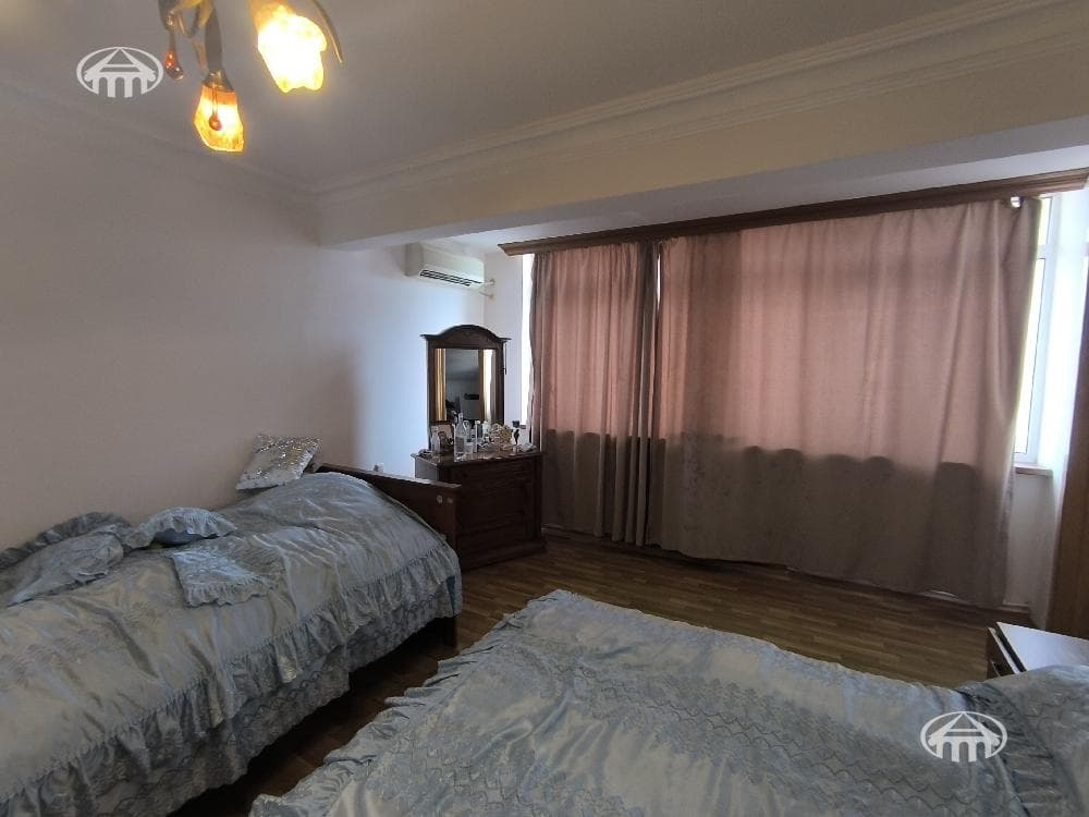 House · 5 rooms · 489 m² · Kentron