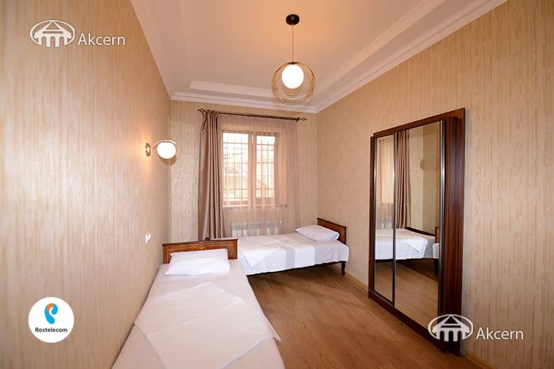 House · 4 rooms · 177 m² · Kentron