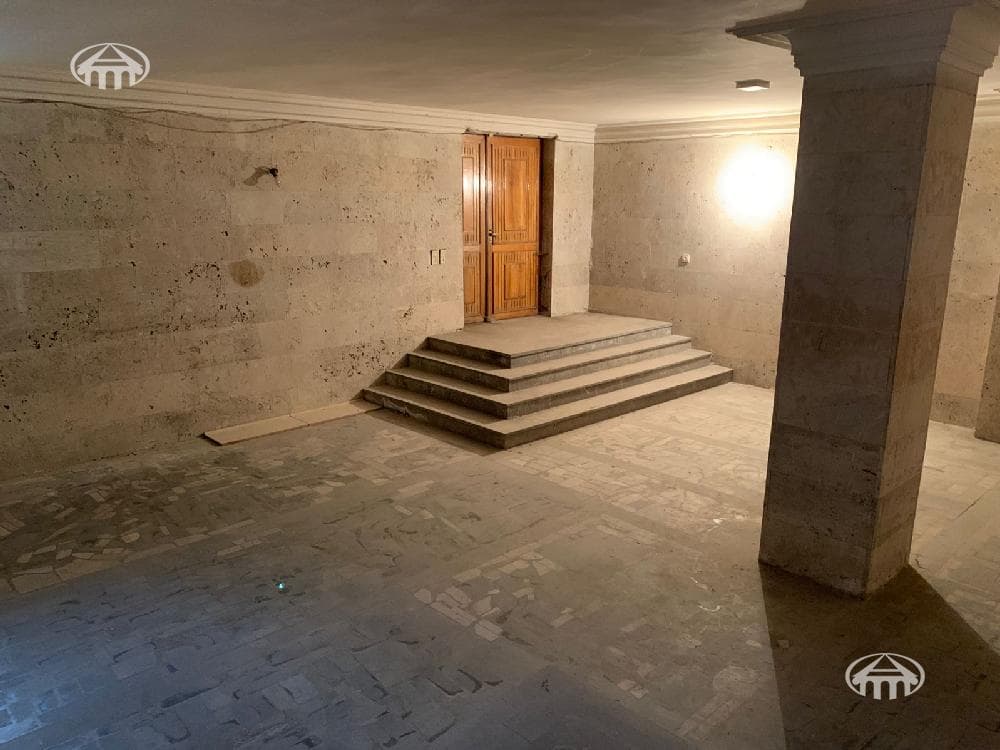 House · 6 rooms · 537 m² · Kentron