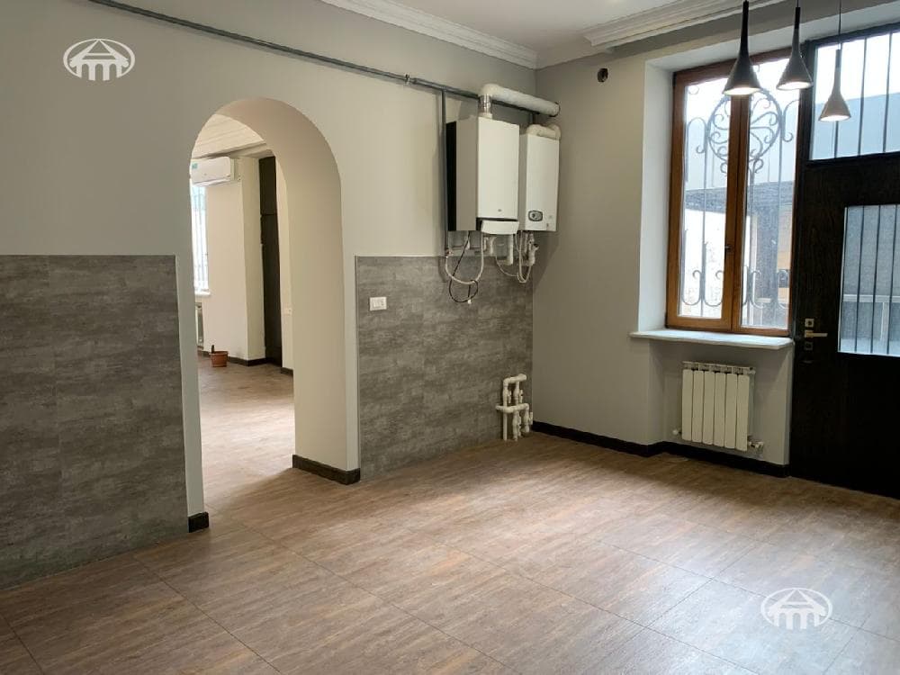 House · 6 rooms · 537 m² · Kentron