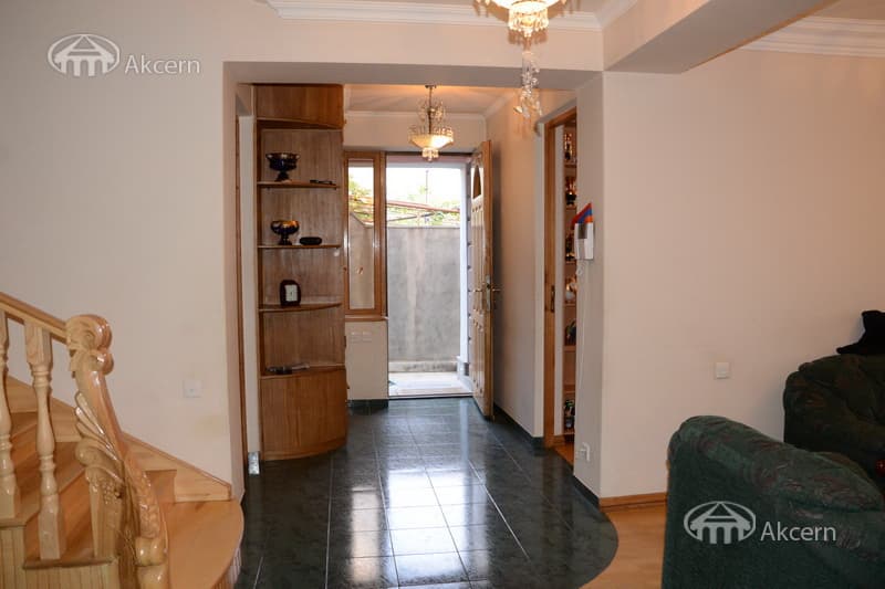 House · 6 rooms · 250 m² · Arabkir