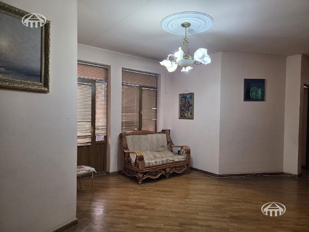 House · 6 rooms · 865 m² · Arabkir
