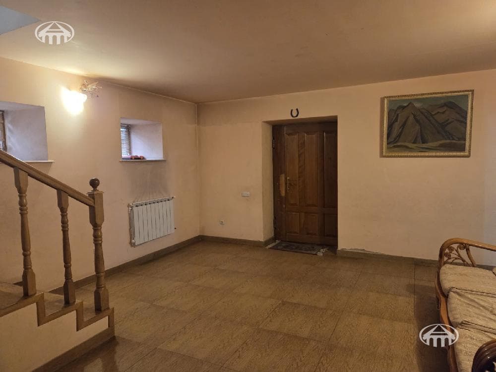 House · 6 rooms · 865 m² · Arabkir