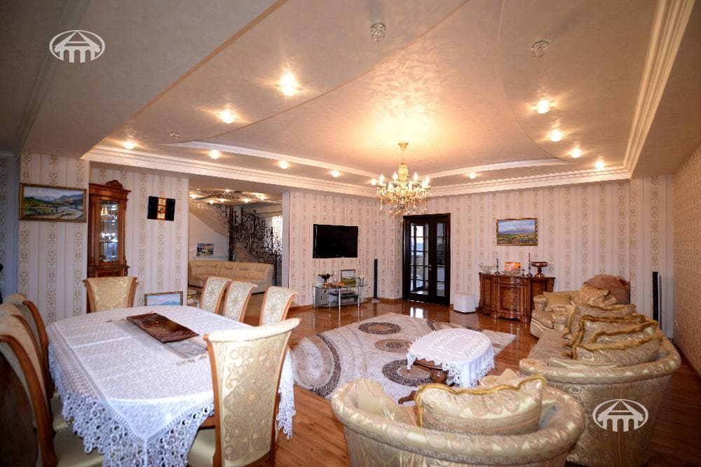 Квартира · 5 комн. · 300 м² · Кентрон
