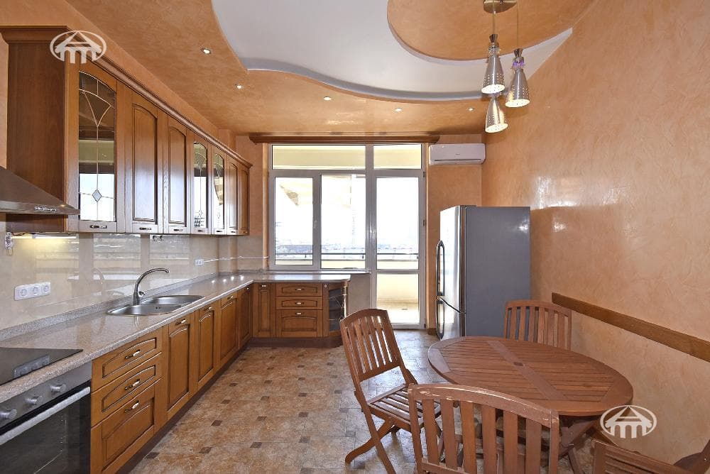 Квартира · 4 комн. · 181 м² · Кентрон