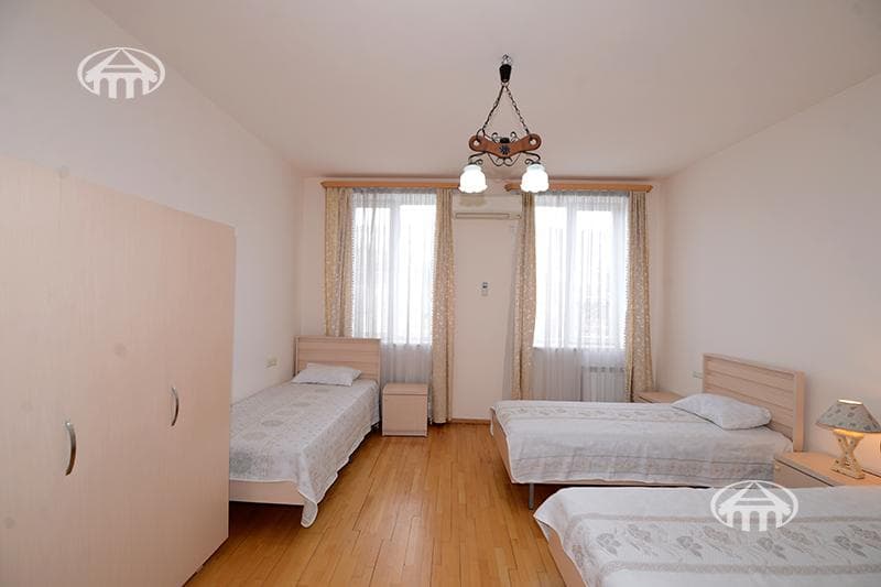 House · 6 rooms · 273 m² · Arabkir