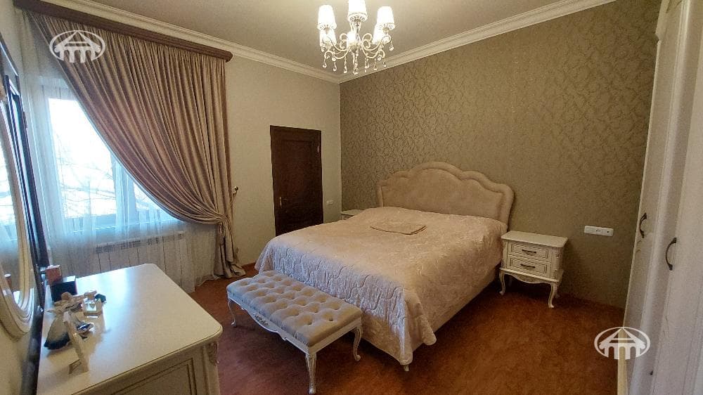 House · 6 rooms · 345 m² · Kanaker-Zeytun
