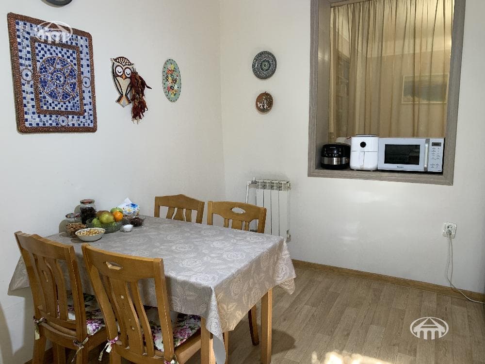 House · 3 rooms · 316 m² · Kentron