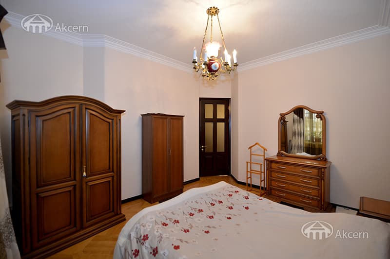 House · 6 rooms · 425 m² · Arabkir
