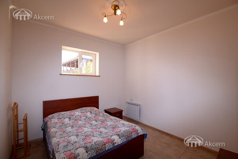 House · 4 rooms · 335 m² · Kentron