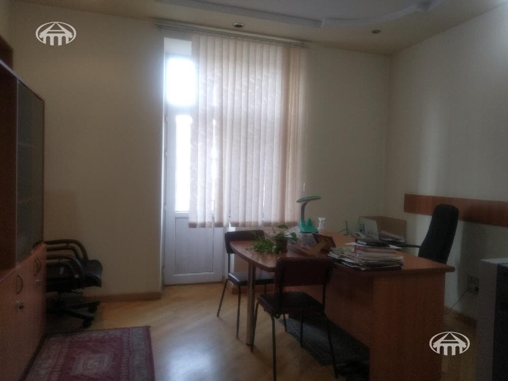 Office · 102 m² · Kentron
