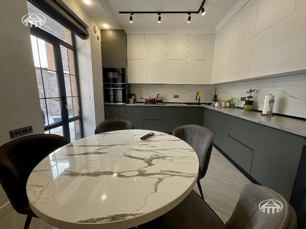 Mansion · 6 rooms · 260 m² · Avan