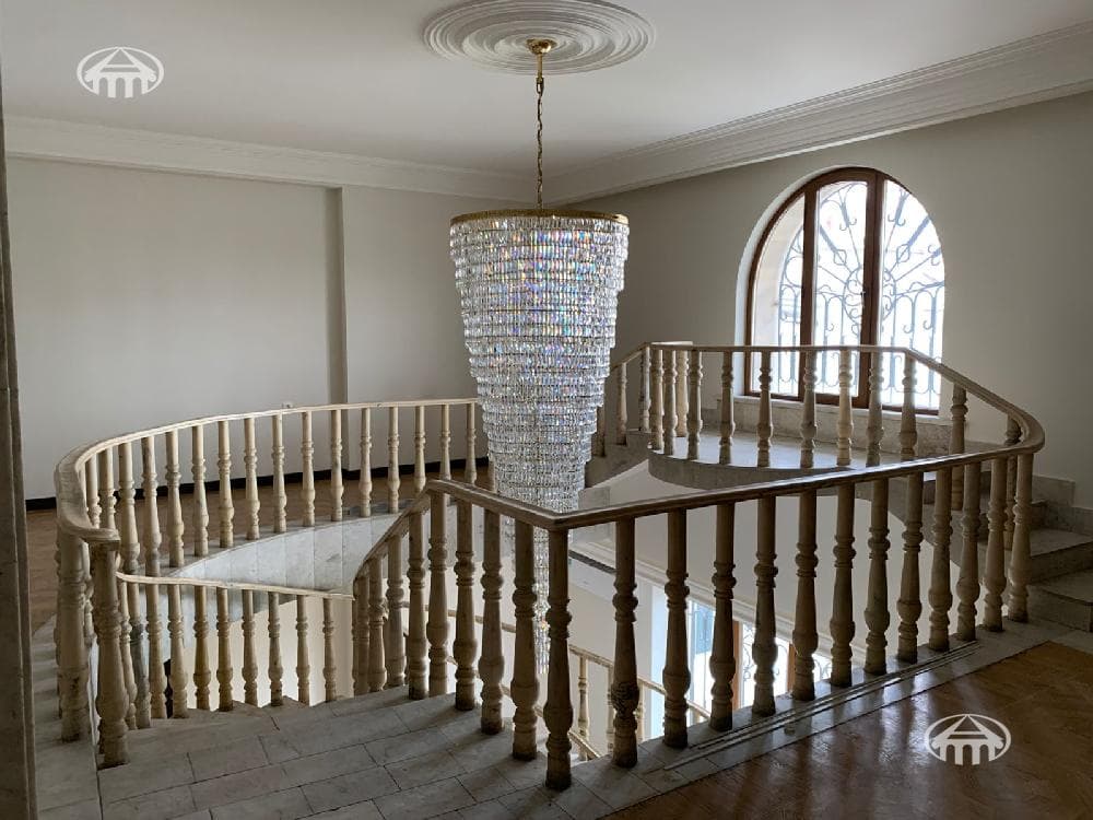 House · 6 rooms · 537 m² · Kentron