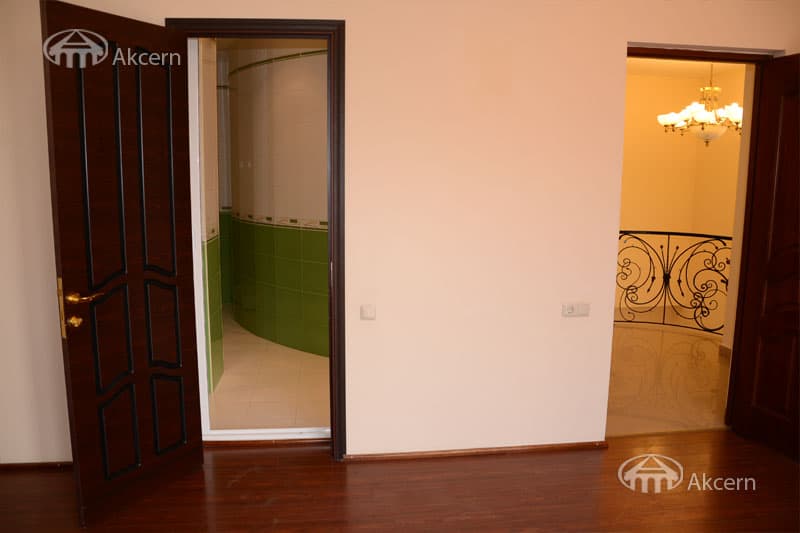 Mansion · 7 rooms · 615 m² · Kentron