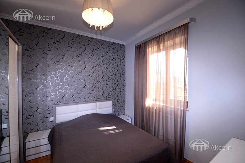 House · 7 rooms · 460 m² · Kentron