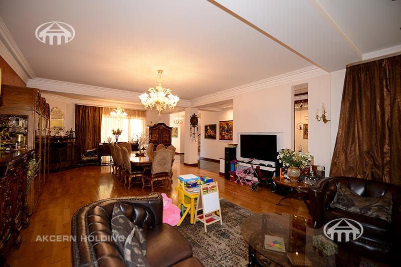House · 5 rooms · 678 m² · Kentron