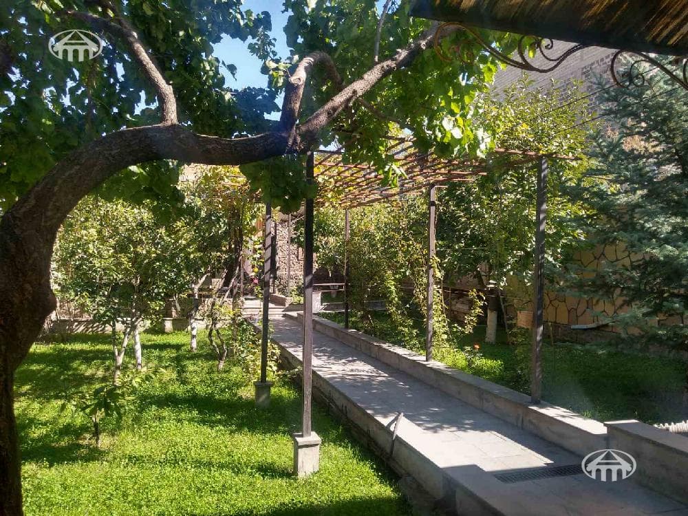 House · 5 rooms · 204 m² · Kentron