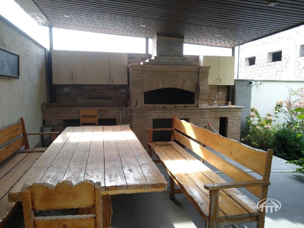 Apartment · 3 rooms · 82 m² · v. Arinj